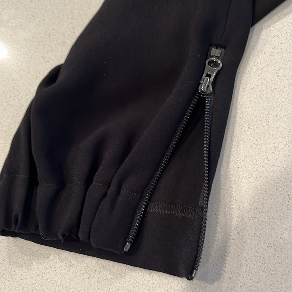 Vince Pleated Front Jogger Pant - Picture 4 of 6